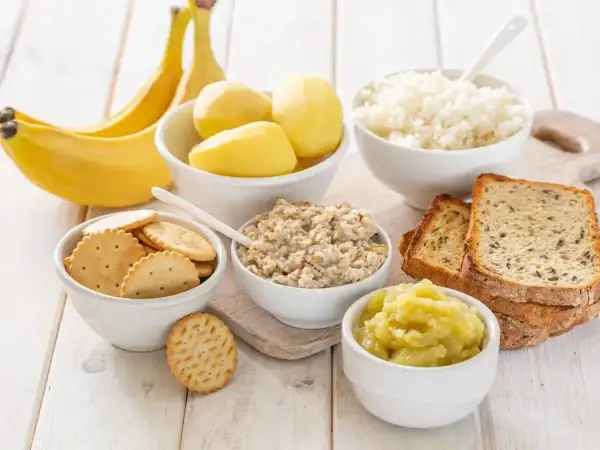 Banan, ryż, ziemniaki, owsianka, tosty i jabłko – dieta przy biegunce powinna być lekkostrawna.
